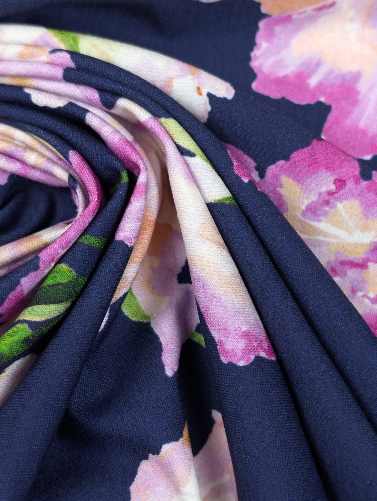 Jersey de viscose texturé, grandes fleurs romantiques sur fond bleu 3 [blankastock:16ee96c2-1ab6-4e2e-a32d-c572e0dc9be6]