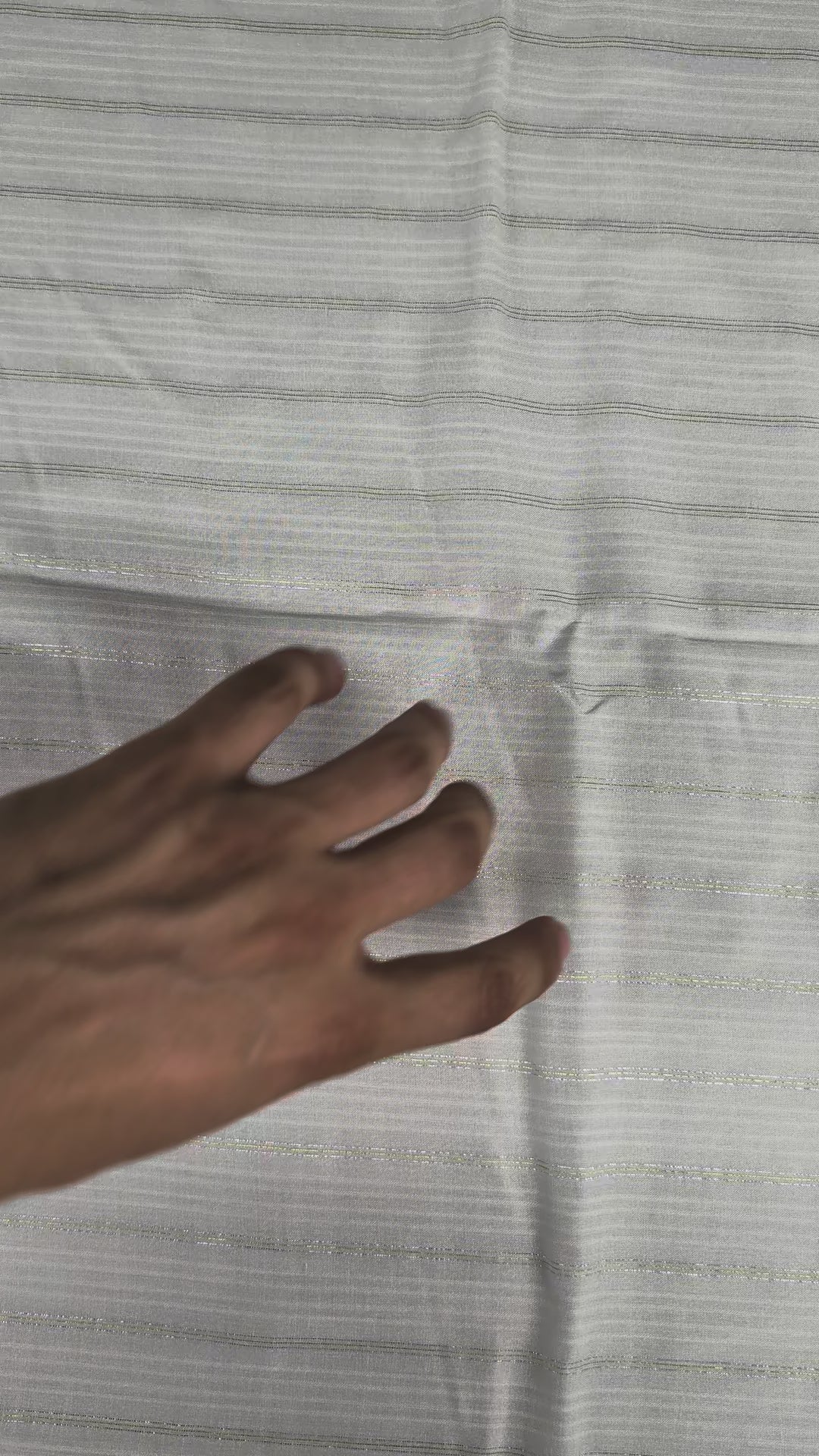LUREA - Viscose lurex rayée satinée - Nuances de blanc video 5