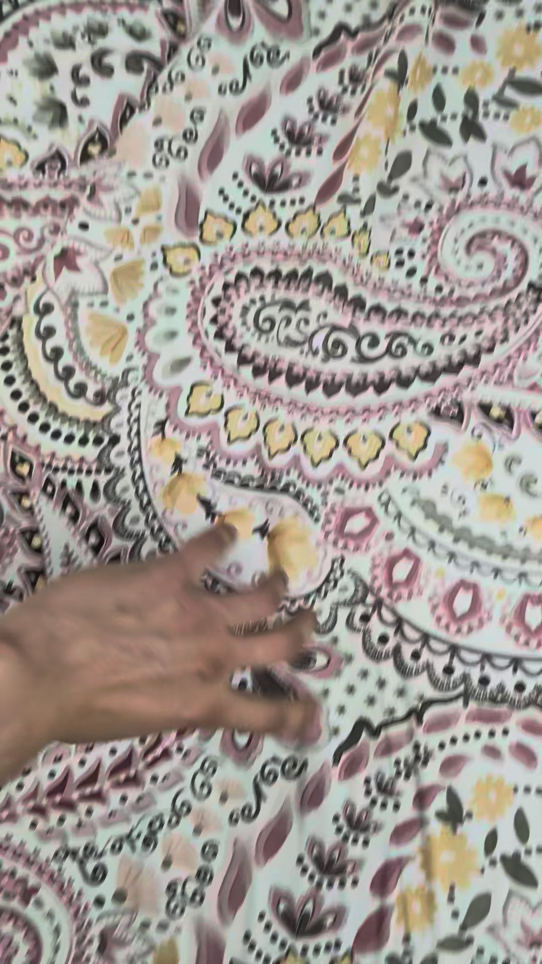 Sergé de viscose, motif cachemire bohème multicolore video 5