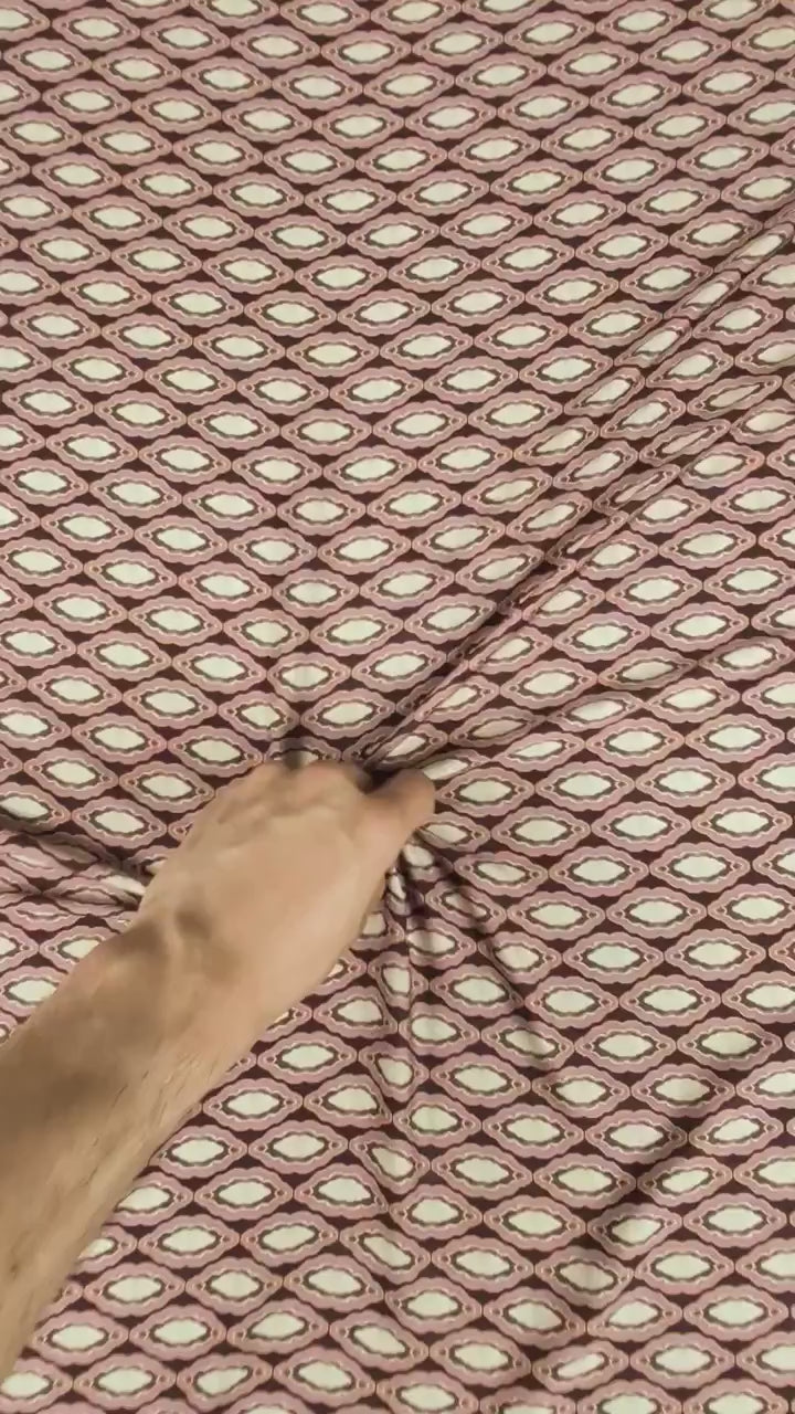 Satin de coton, motif géométrique rétro à médaillons video 6 [blankastock:99e22647-58a6-4674-86d7-78c38b39bf91]