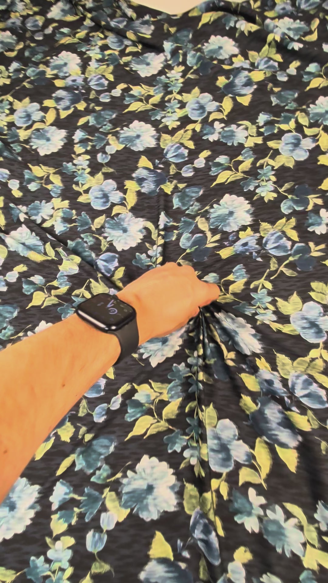 Satin de viscose, fleurs bleues et feuillage jaune sur fond noir video 2 [blankastock:11c7d941-db3f-4823-8a7f-8f4d5d7587e8:hdr]