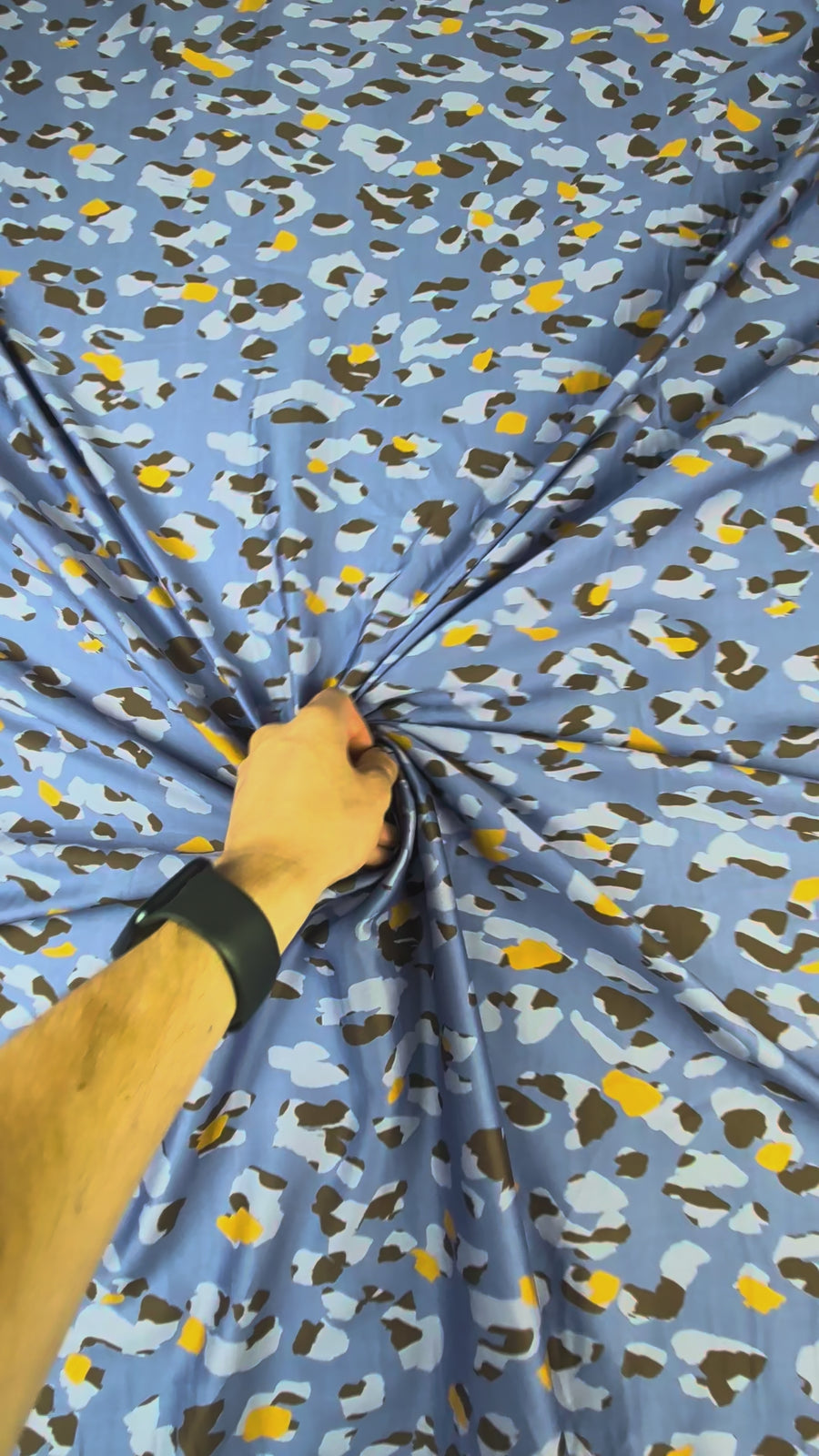 Satin de coton, motif animalier abstrait bleu video 2 [blankastock:6f3ae81c-e9ec-43d1-ab23-17d36c88303a:hdr]