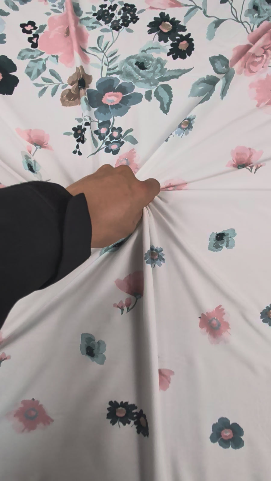 Javanaise de viscose, motif fleuri à embase rose et bleue video 2 [blankastock:2426d96a-33eb-4fff-ac08-5d7e552e5d4c:hdr]