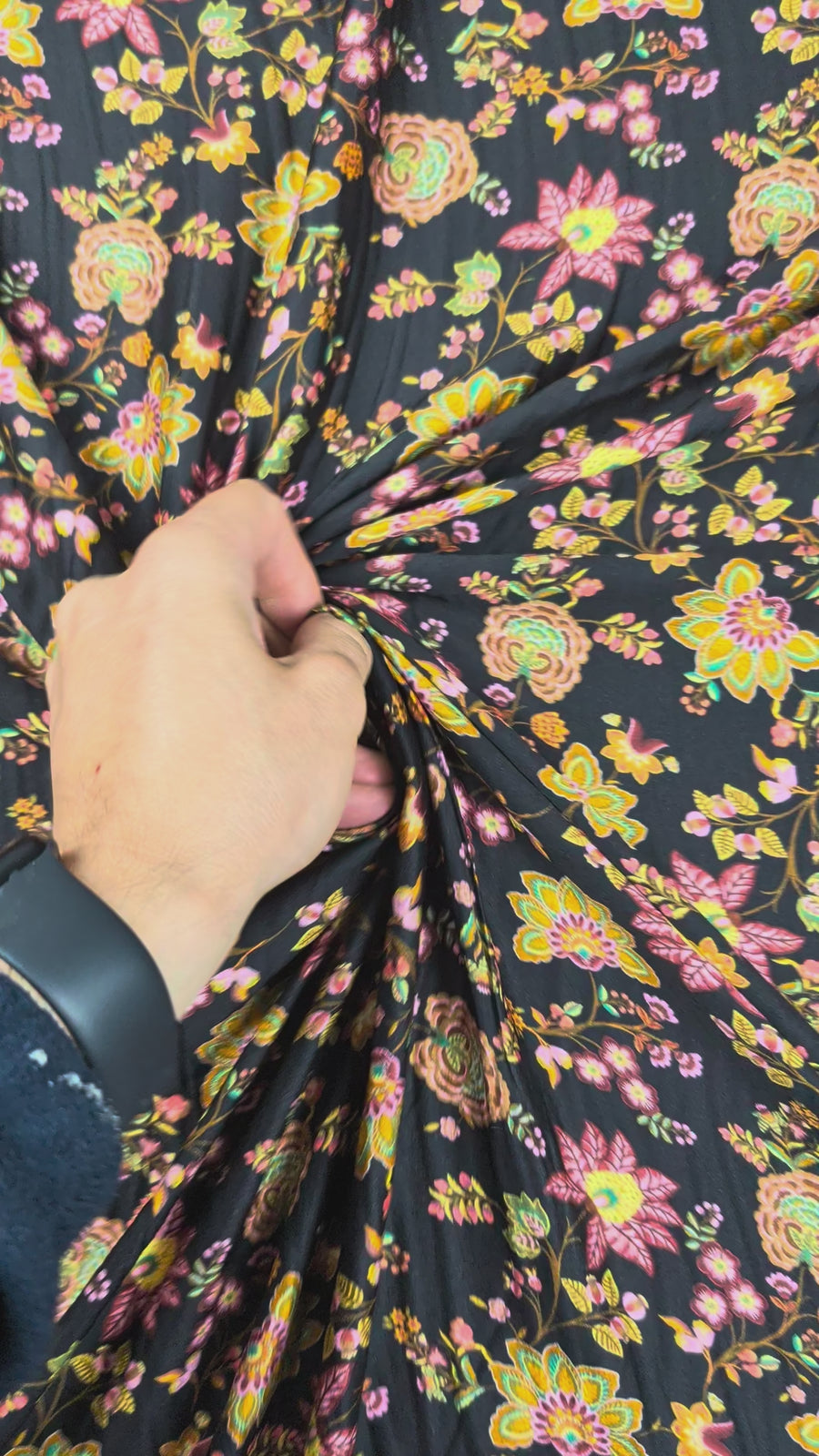 Satin de viscose, motif fleuri bohème multicolore video 2 [blankastock:8bc55b38-ed43-4c73-9770-3c005c0524fa:hdr]