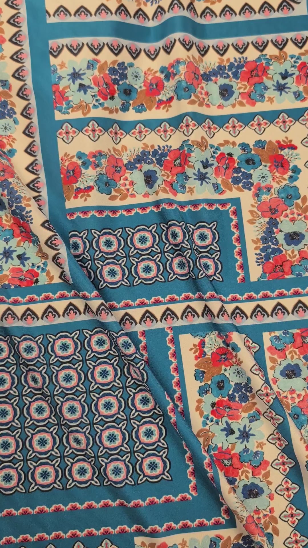 Maille "bisou-bisou", motif patchwork fleuri géométrique video 5 [blankastock:42d358d3-e068-483b-aded-42c43c53f8d5]