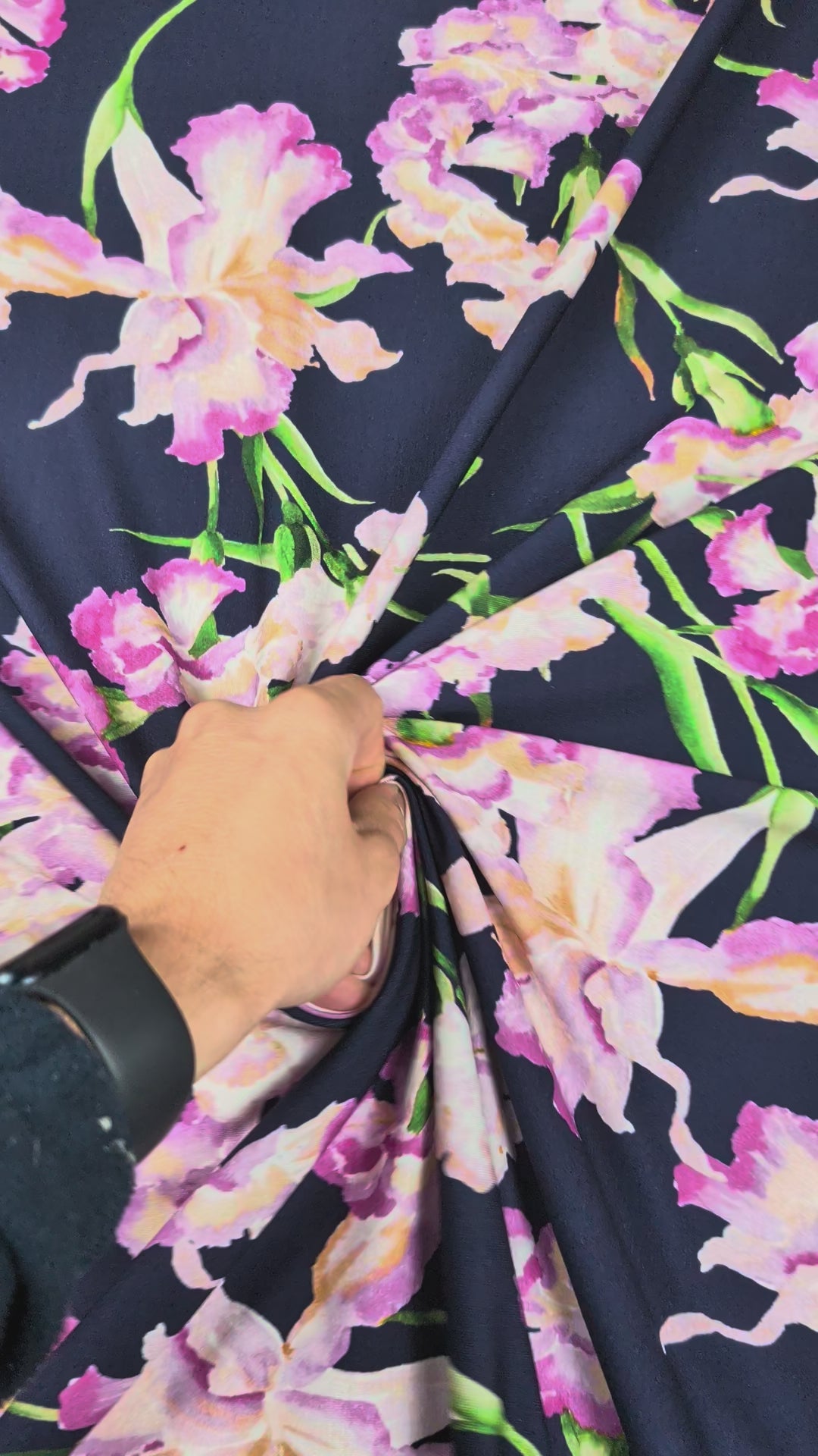 Jersey de viscose texturé, grandes fleurs romantiques sur fond bleu video 2 [blankastock:a802ea73-5f8d-4c39-be37-9cdfc42d5368:hdr]