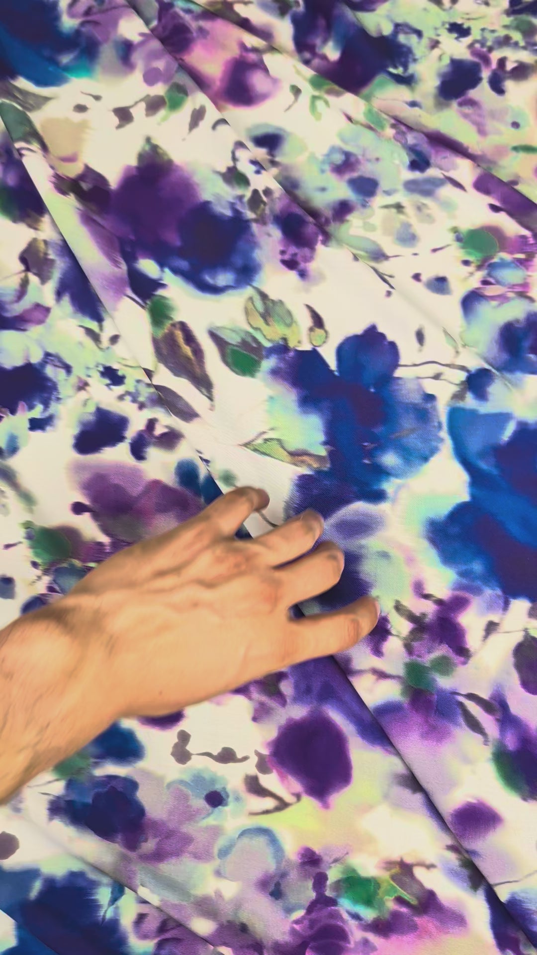 Viscose motif fleuri romantique bleu violet video 2 [blankastock:9b7161a5-0d55-4244-9685-44316fc002d1]