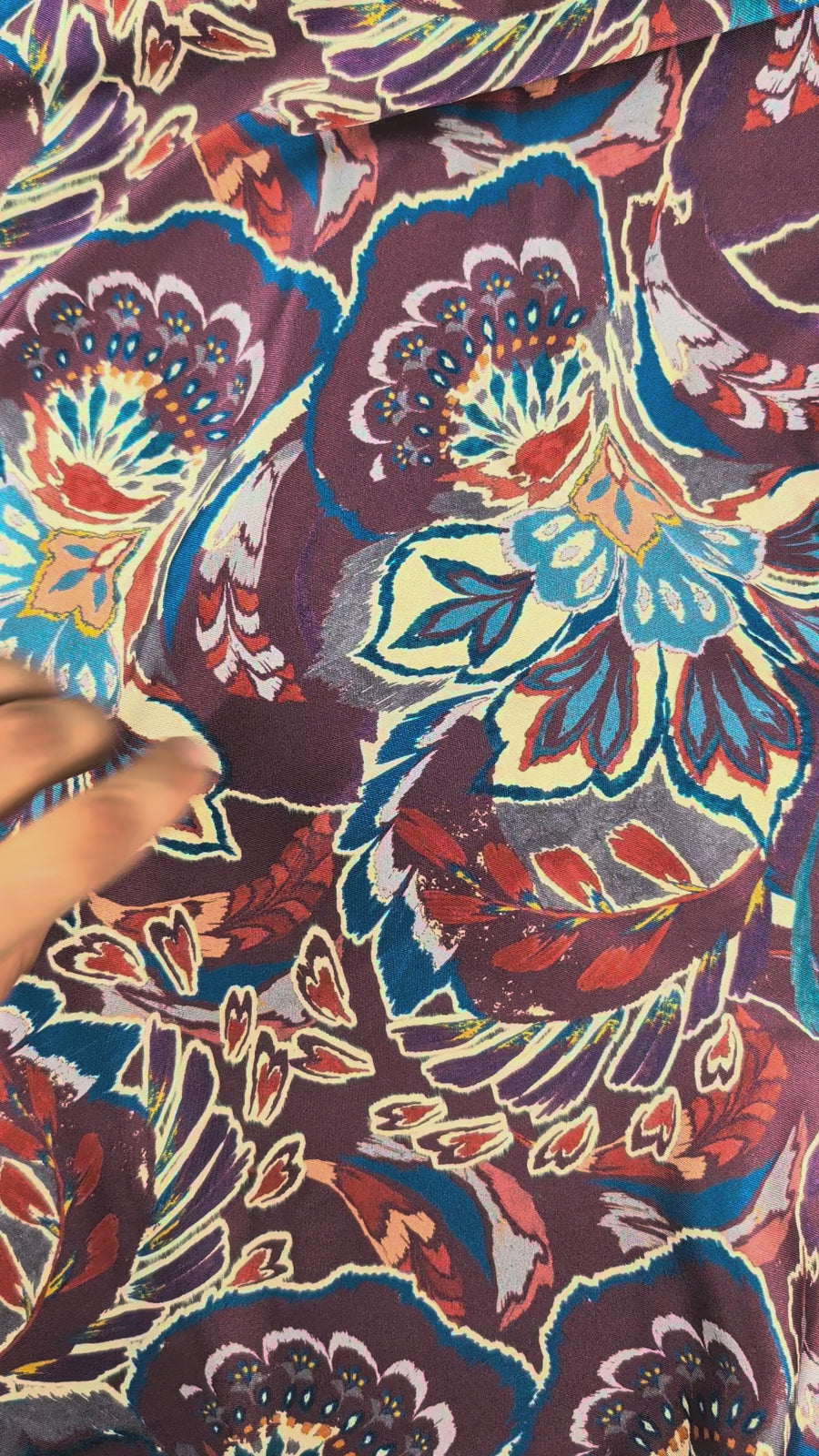 Twill satiné dessin bohème fleuri video 5