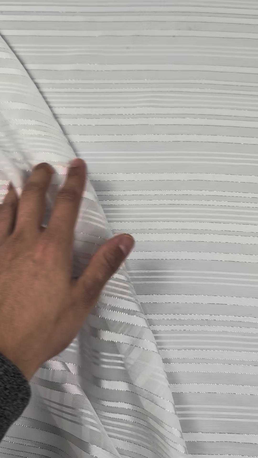 GARAEEL - Voile crêpe de viscose à rayures satinées et à fils lurex argentés video 2 [blankastock:12319f79-8511-438b-8ea1-392d07fe90c8:hdr]