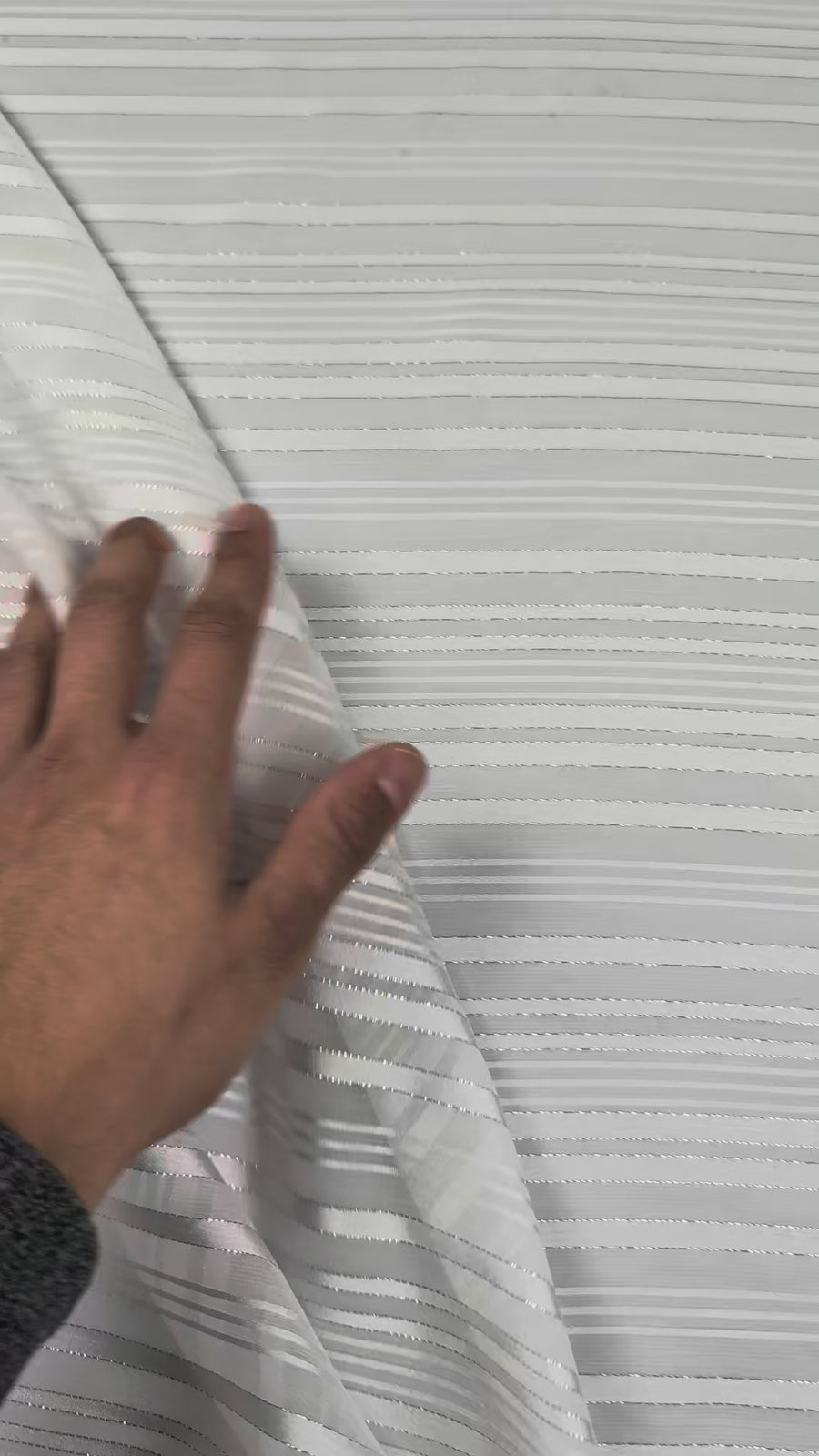 GARAEEL - Voile crêpe de viscose à rayures satinées et à fils lurex argentés video 2 [blankastock:12319f79-8511-438b-8ea1-392d07fe90c8:hdr]