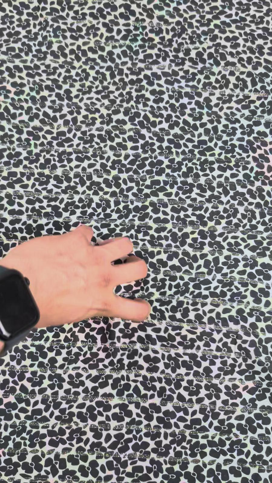 Viscose lurex motif fleuri rayé doré/argenté video 5