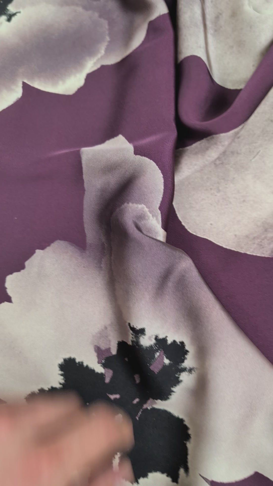 Satin de viscose, motif fleuri romantique violet video 2 [blankastock:1ca3080e-33da-4def-892c-2fa8eab49409]