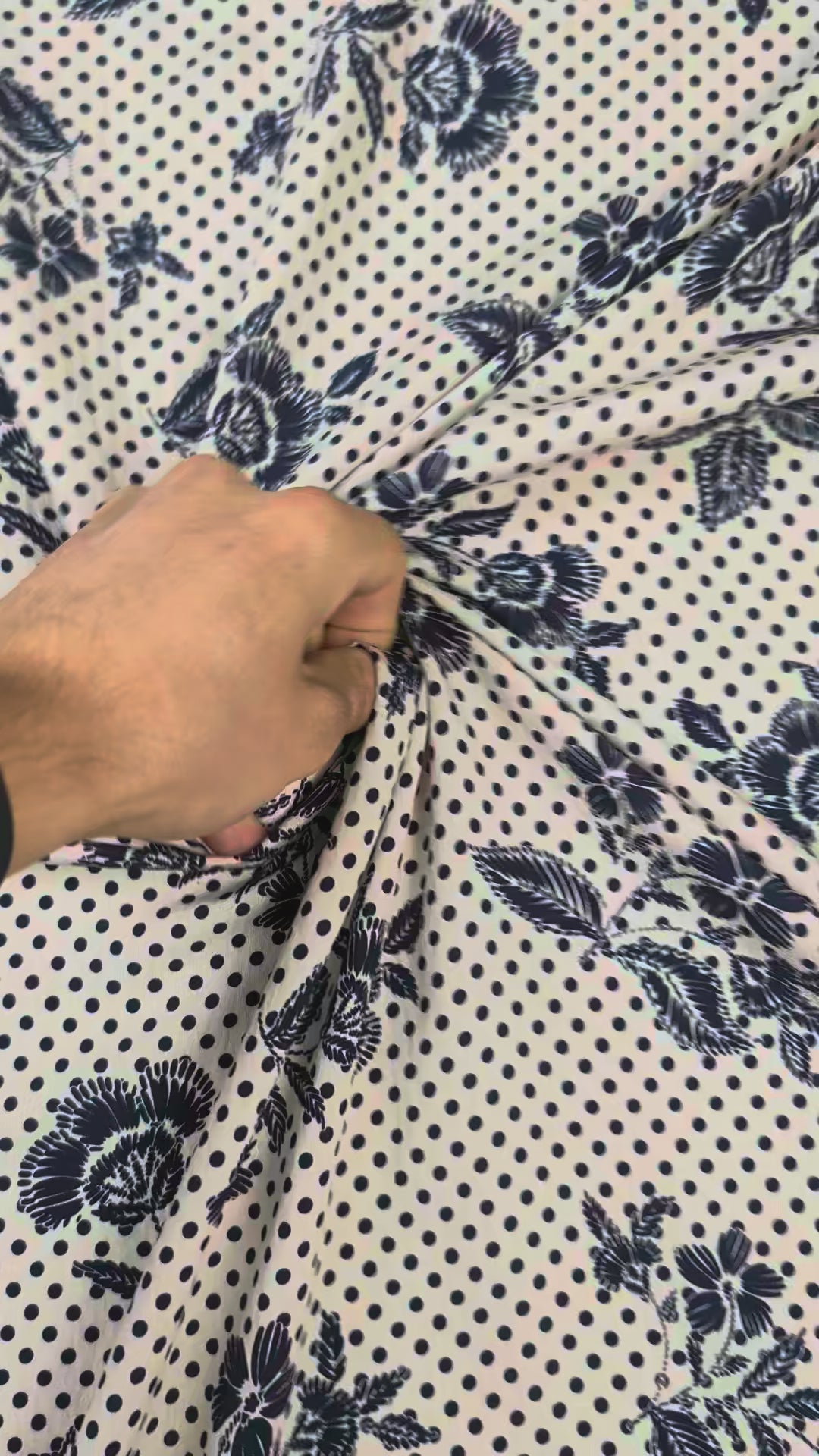 Viscose légere à effet froissé, fleurs et pois bleu marine sur écru video 2 [blankastock:8c5e0aea-3c3f-45c8-907e-db4f73423d3d:hdr]