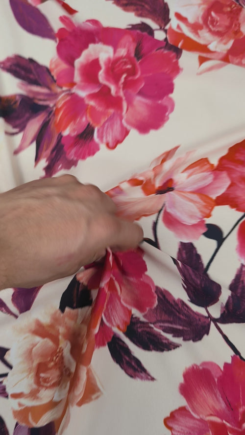 Crêpe de polyester, motif fleuri romantique video 2 [blankastock:24571c7f-48f7-458b-81a9-65c7bd0dfe2f]