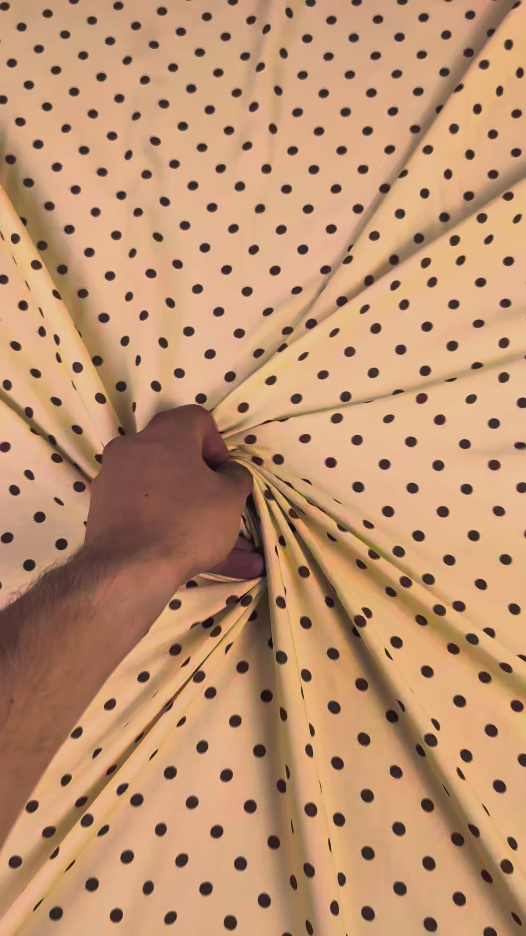 Viscose Ecovero motif pois rétro marrons video 2 [blankastock:083336aa-22e7-4e51-83ba-b5e9ba7303af]