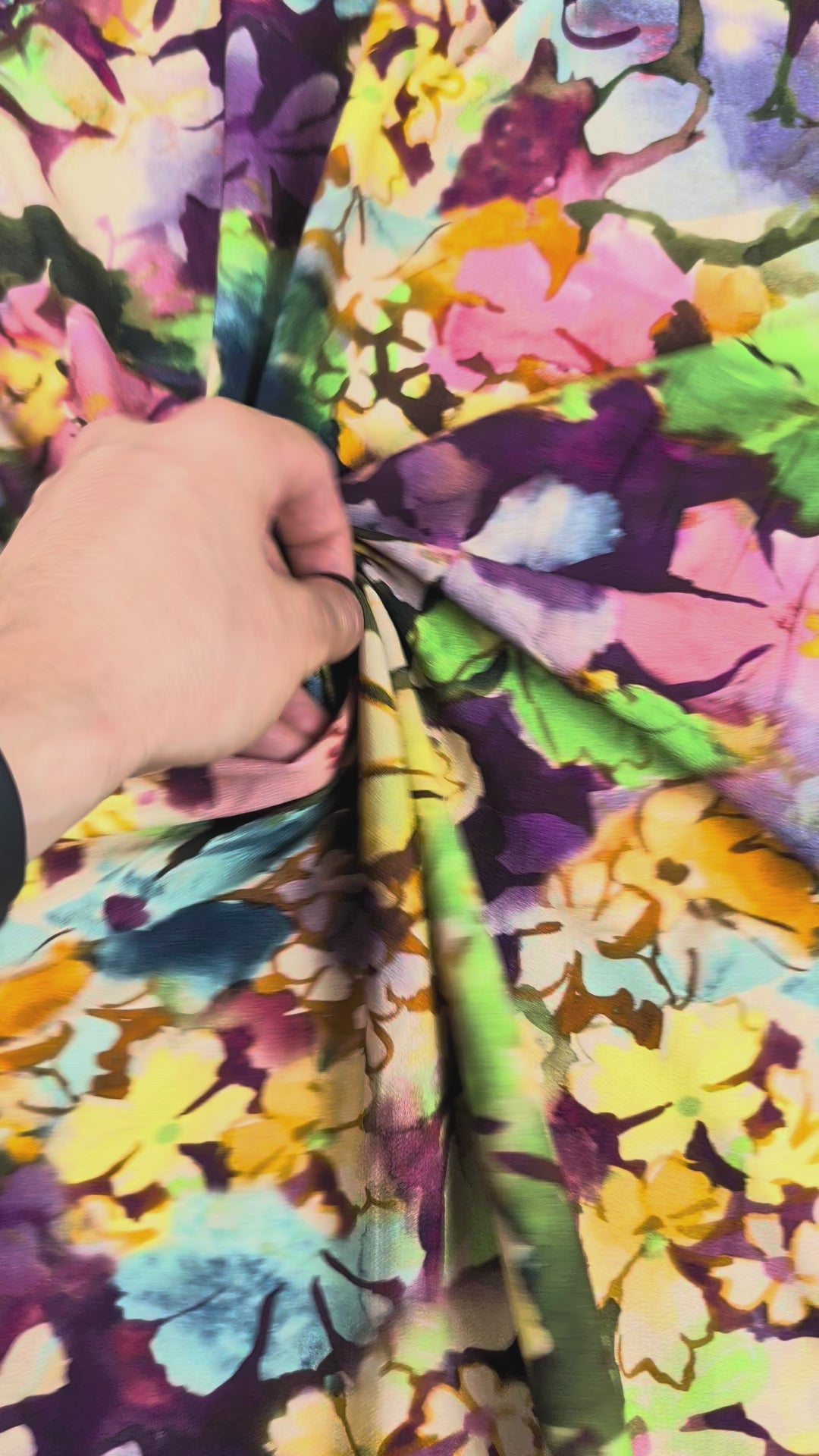 Crêpe polyester léger, motif fleuri aquarellé multicolore video 2 [blankastock:4fc9e35a-c77b-4474-890a-0f656b72bfec:hdr]