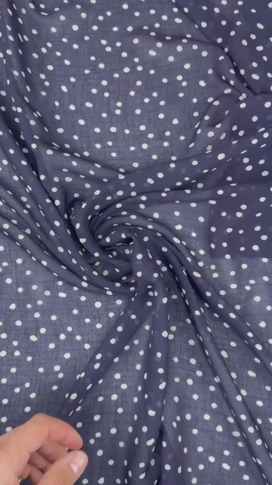 Gaze viscose polyester à pois bleue video 5 [blankastock:7212b84d-9244-46b7-937e-b0f3376779ef]