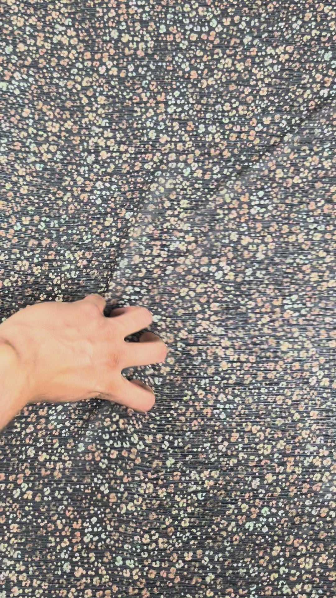 Voile de polyester plissé, motif animalier abstrait video 5