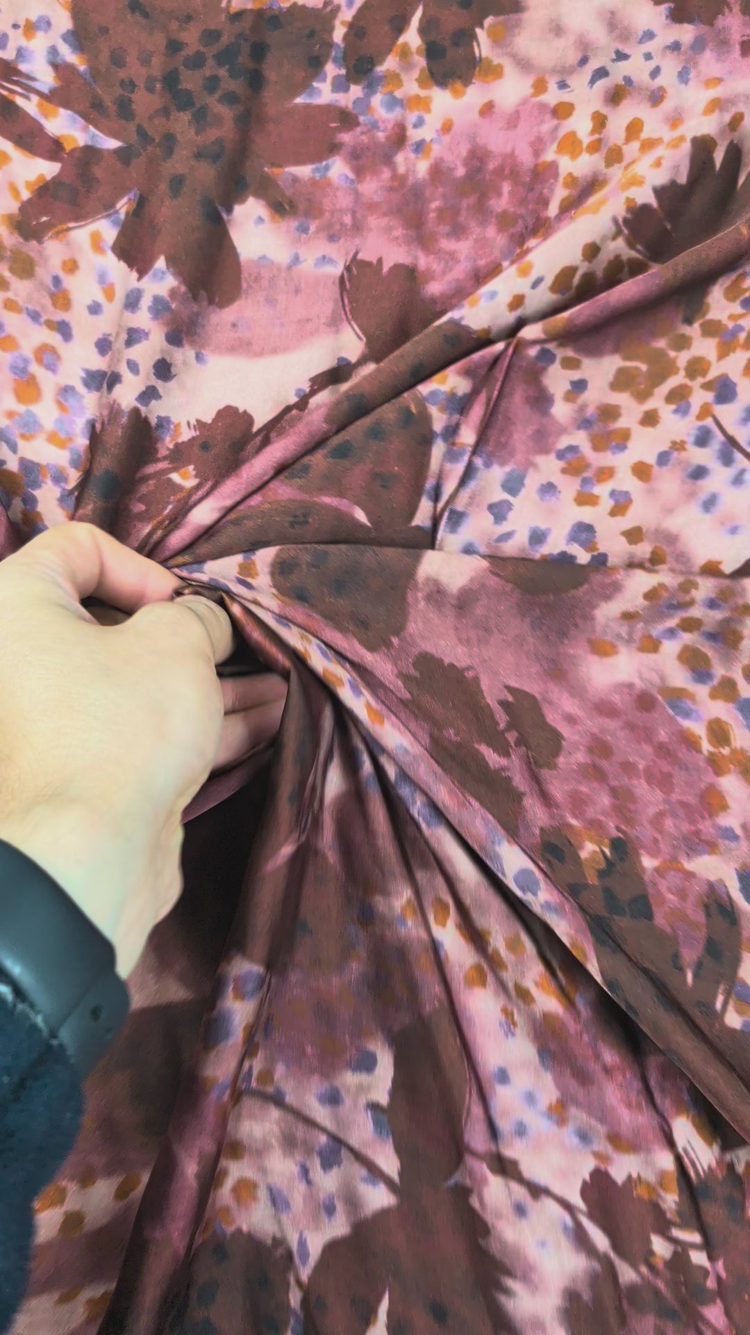 Satin de viscose léger, motif feuillage abstrait multicolore video 2 [blankastock:d7f961cb-7df0-42b9-9a64-2cb608c3d593:hdr]