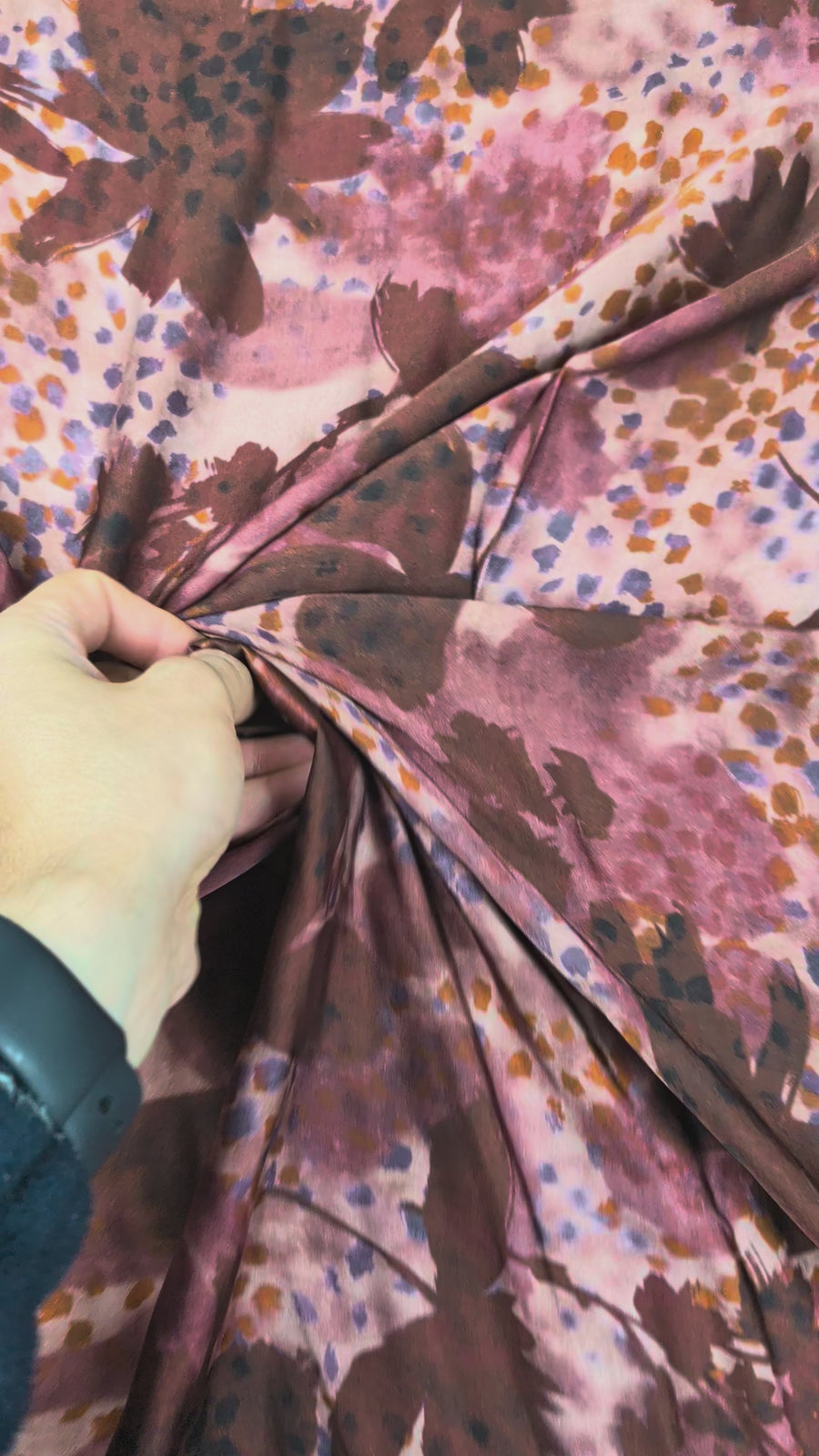 Satin de viscose léger, motif feuillage abstrait multicolore video 2 [blankastock:d7f961cb-7df0-42b9-9a64-2cb608c3d593:hdr]