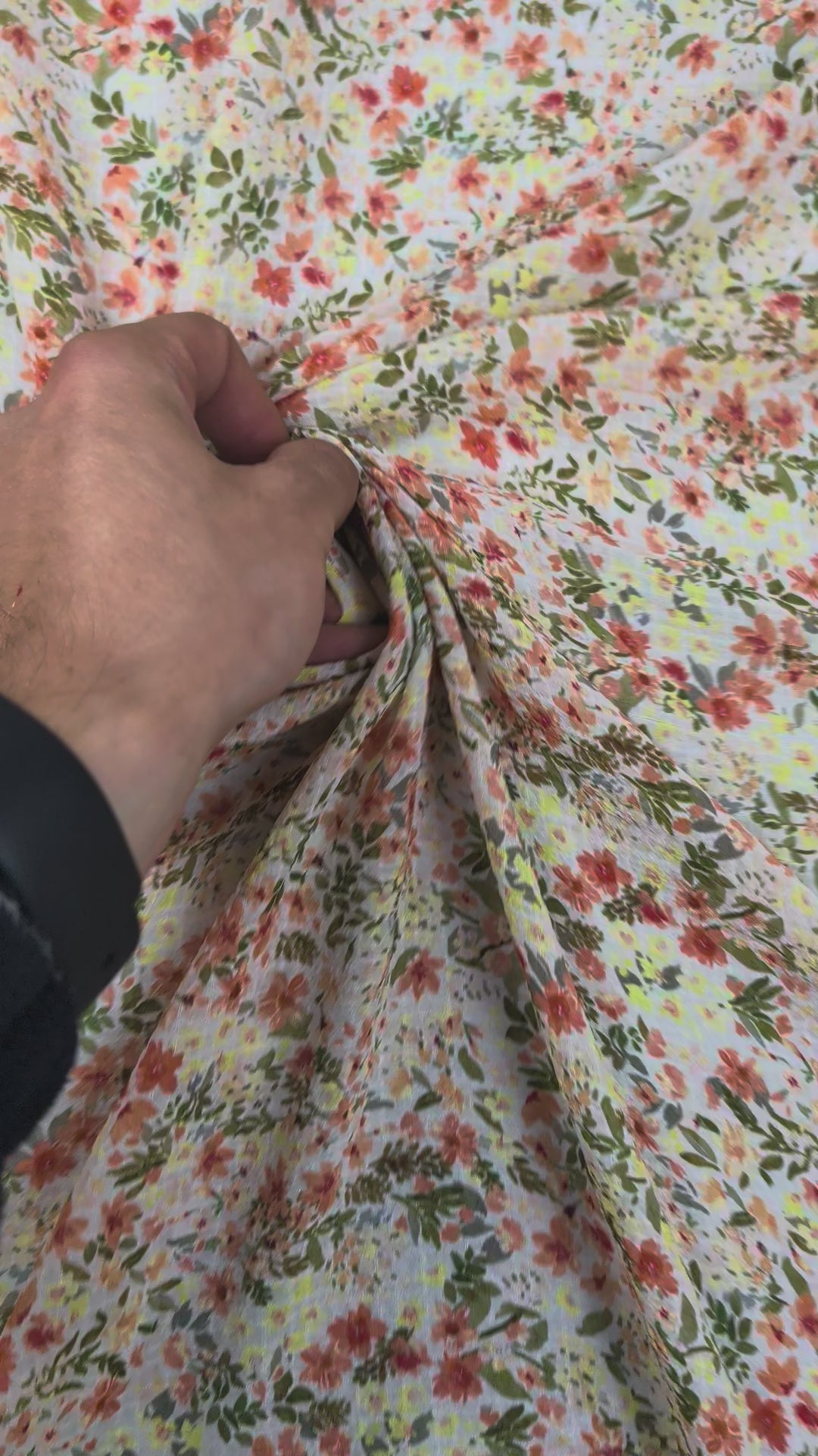 Viscose gaufrée légère, motif fleuri champêtre multicolore video 2 [blankastock:e03d44f6-c607-44a4-bffa-3ebf43539bd9:hdr]