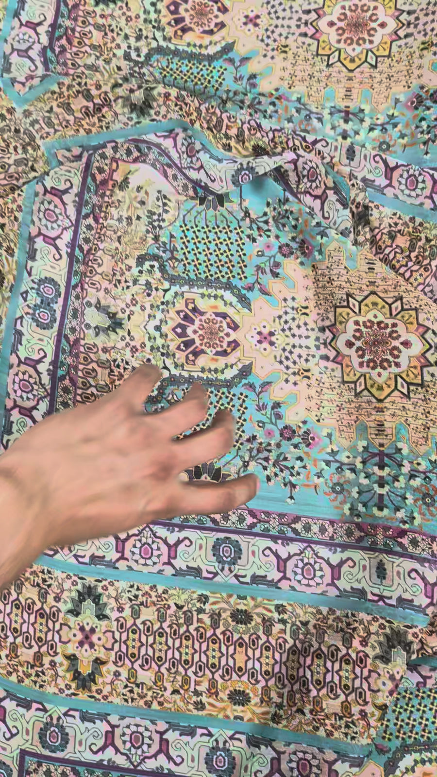 Voile de polyester plissé, dessin bohème multicolore video 5
