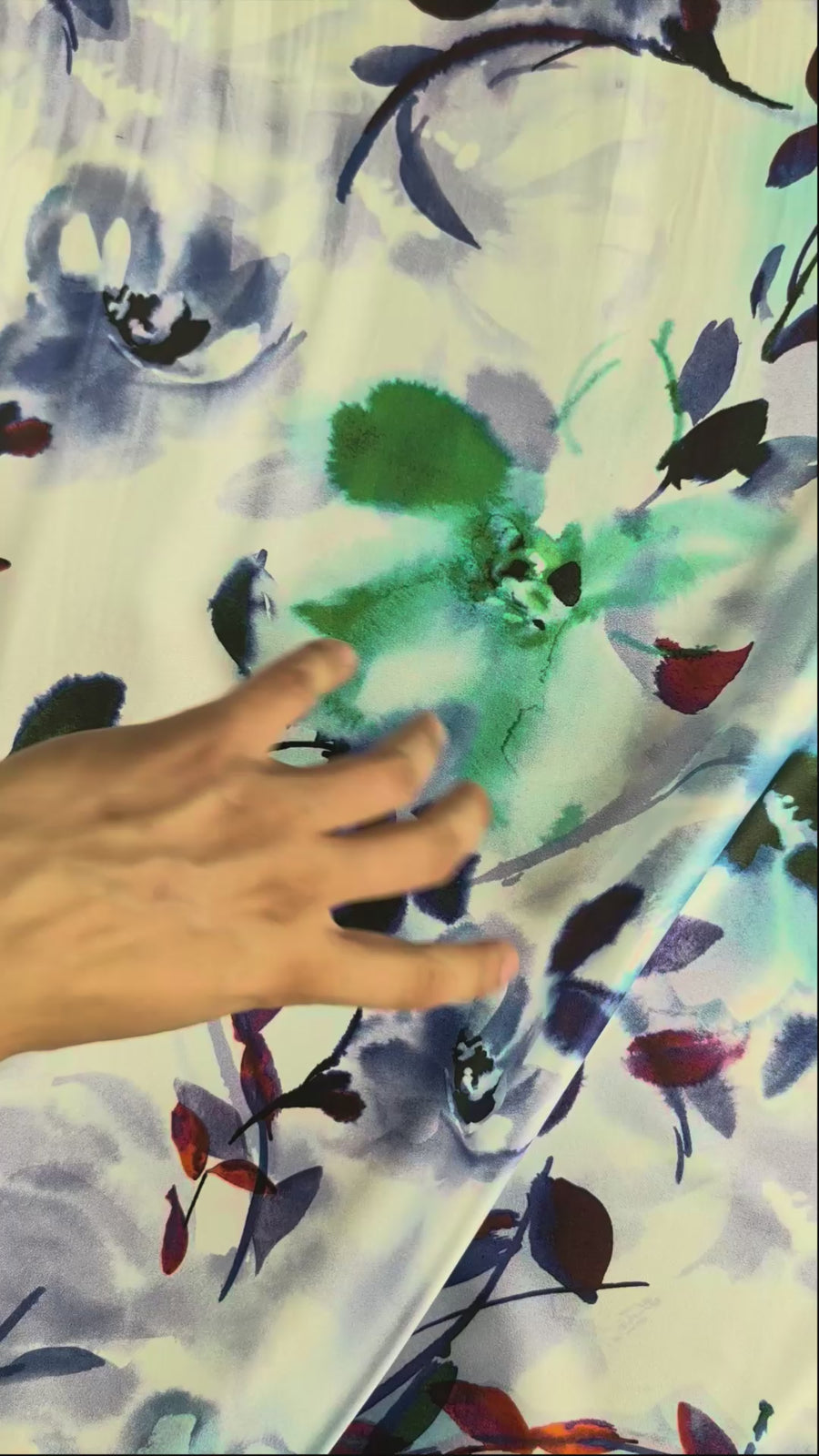 Satin de viscose léger motif fleuri romantique video 5