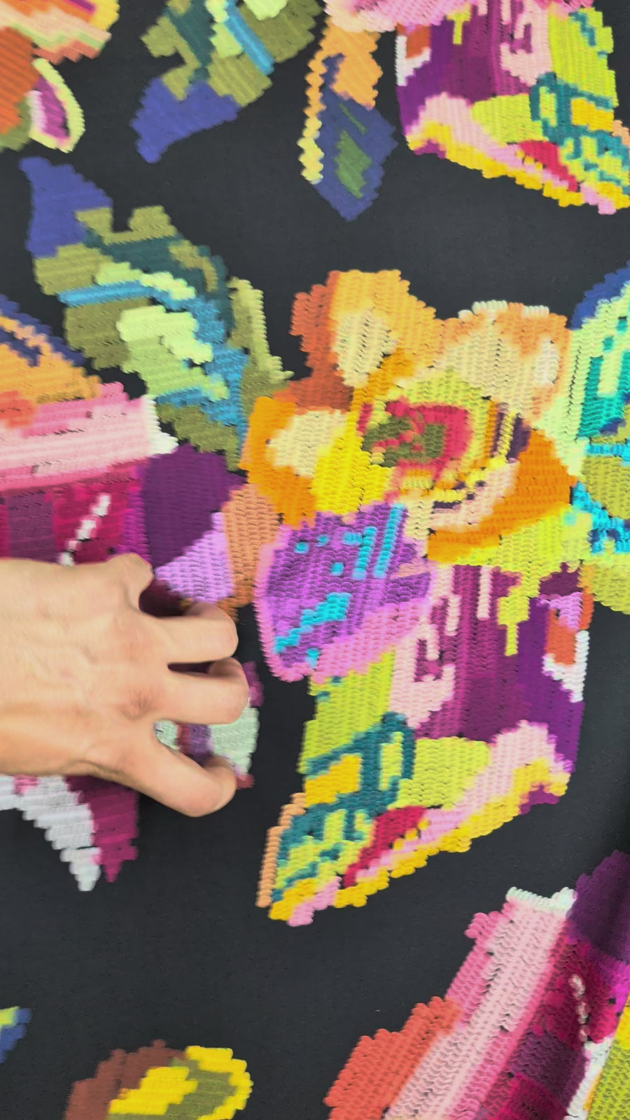Twill viscose satiné motif fleuri multicolore video 5