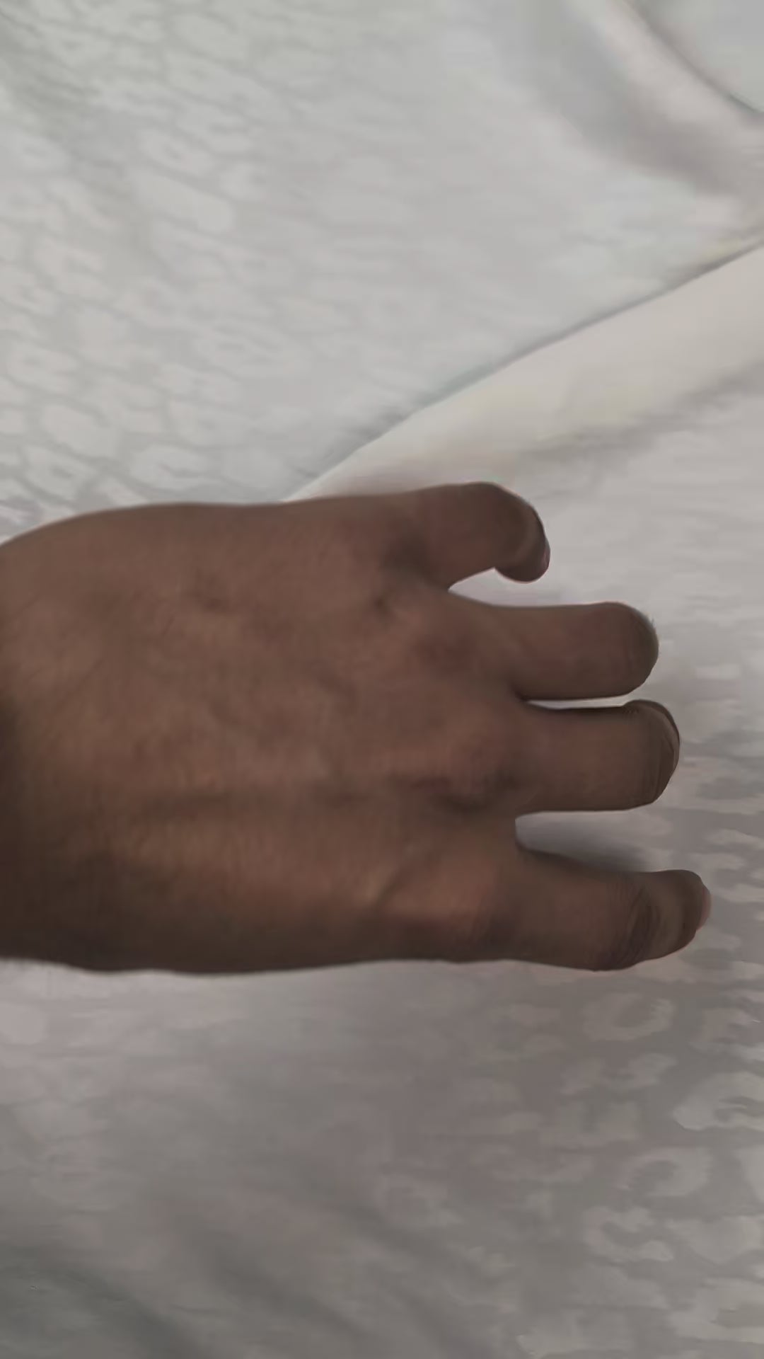 Jacquard de viscose satiné, motif léopard blanc video 2 [blankastock:79976f66-173e-4e29-aa71-50a694628838:hdr]