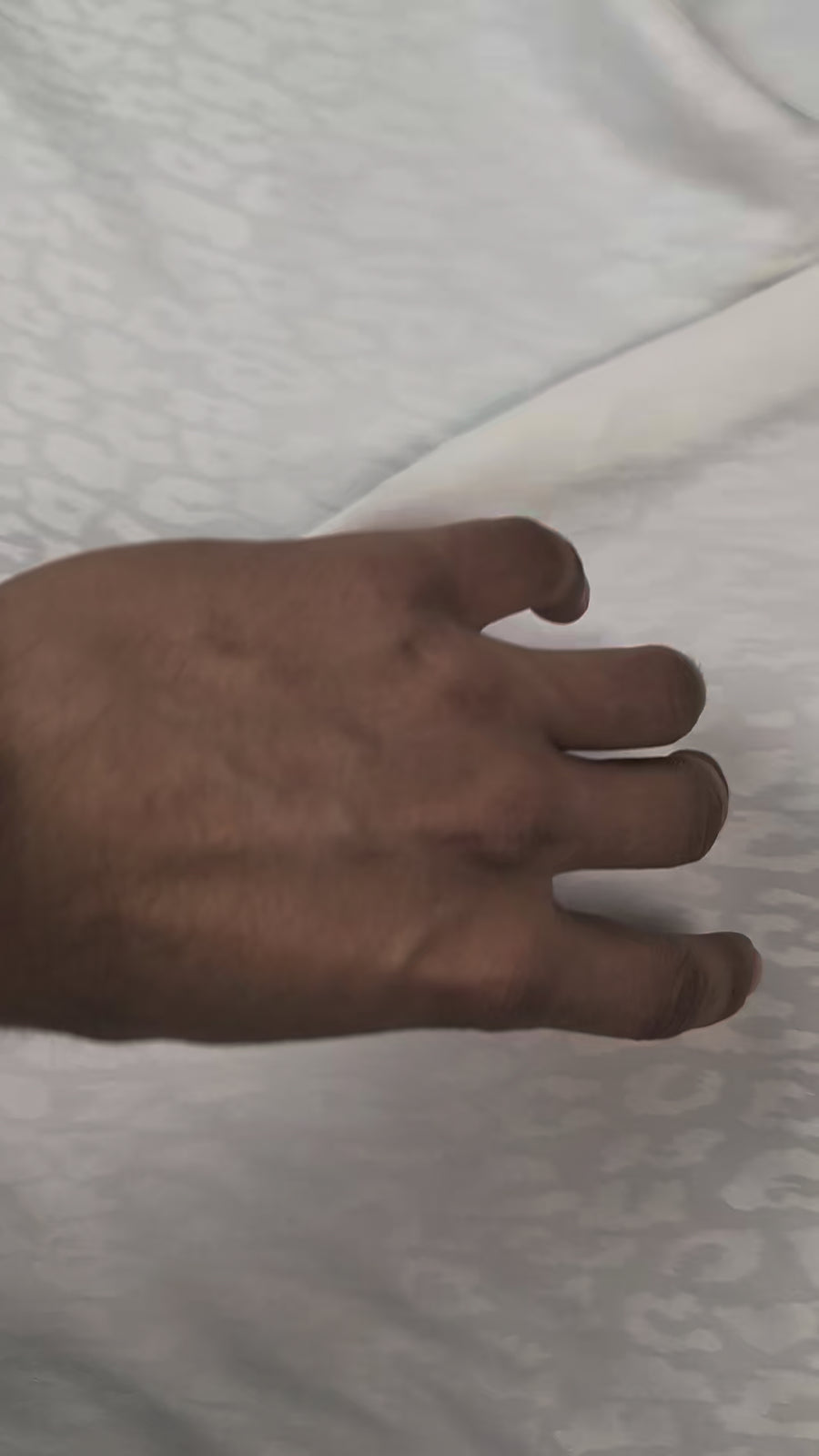 Jacquard de viscose satiné, motif léopard blanc video 2 [blankastock:79976f66-173e-4e29-aa71-50a694628838:hdr]