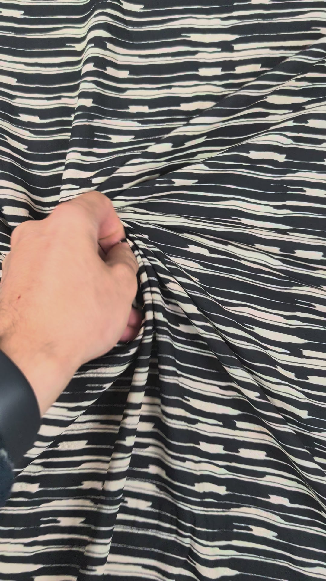 Viscose fluide, rayures graphiques noires et écrues video 2 [blankastock:08c99854-0043-4d3a-b383-e1a1cf07d9b2:hdr]