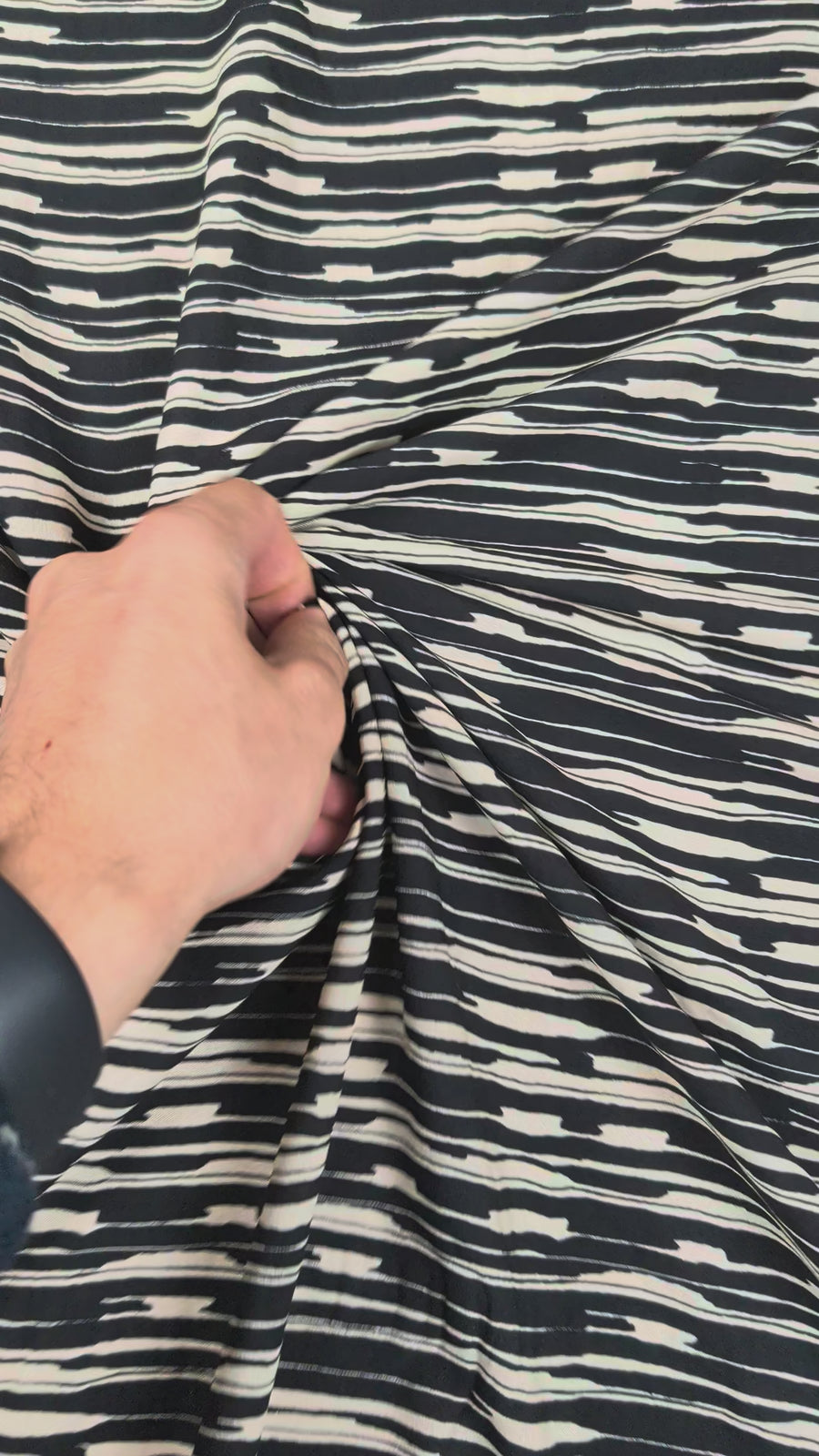 Viscose fluide, rayures graphiques noires et écrues video 2 [blankastock:08c99854-0043-4d3a-b383-e1a1cf07d9b2:hdr]