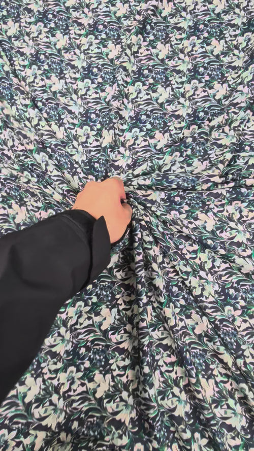 Batiste damassée de viscose, fleurs et feuillage bleu-vert video 2 [blankastock:25eaa308-8892-4010-ad11-41570630d203:hdr]