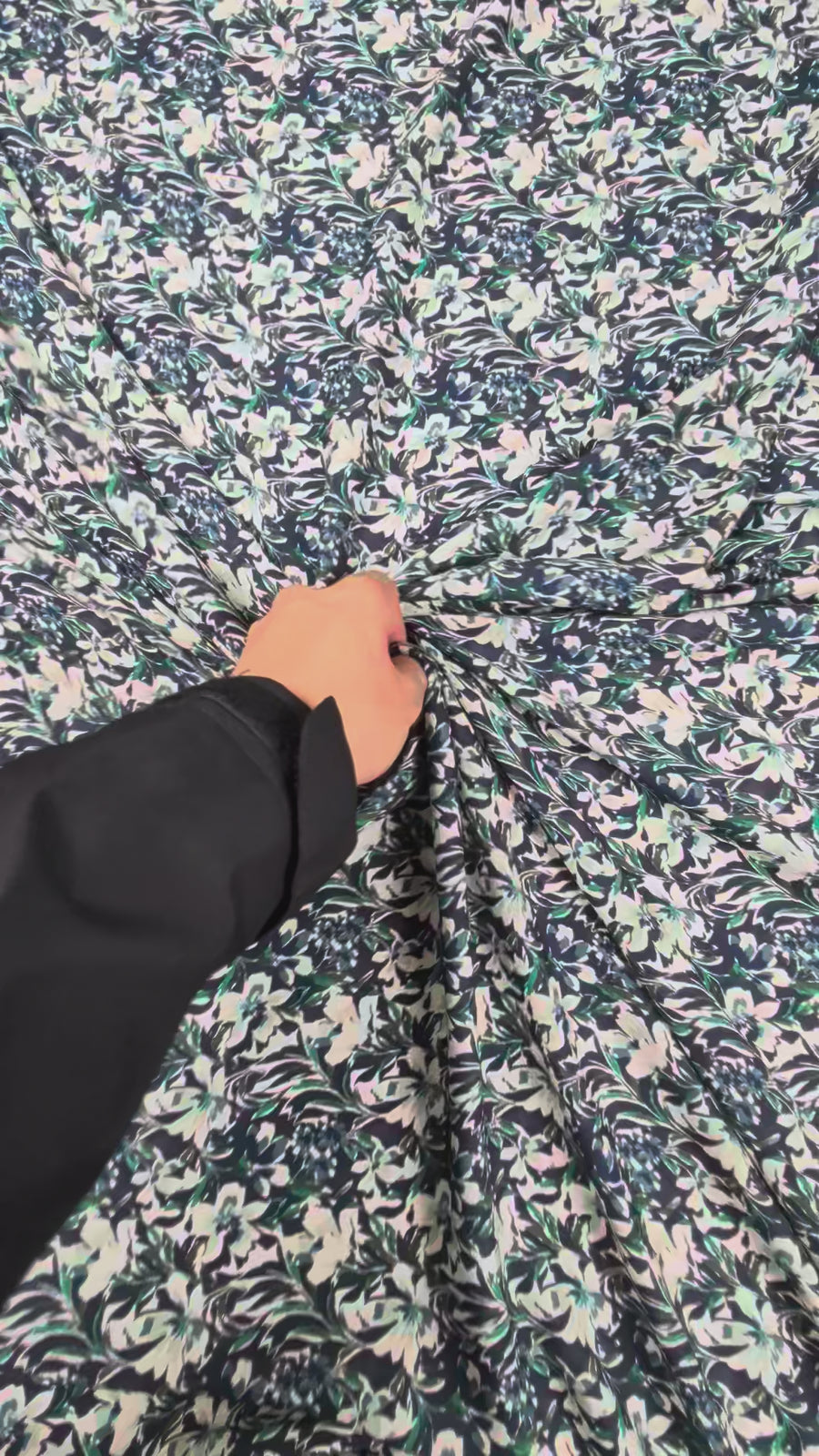 Batiste damassée de viscose, fleurs et feuillage bleu-vert video 2 [blankastock:25eaa308-8892-4010-ad11-41570630d203:hdr]