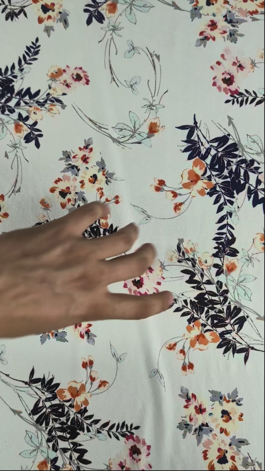 Jersey viscose élasthanne motif fleuri romantique video 5