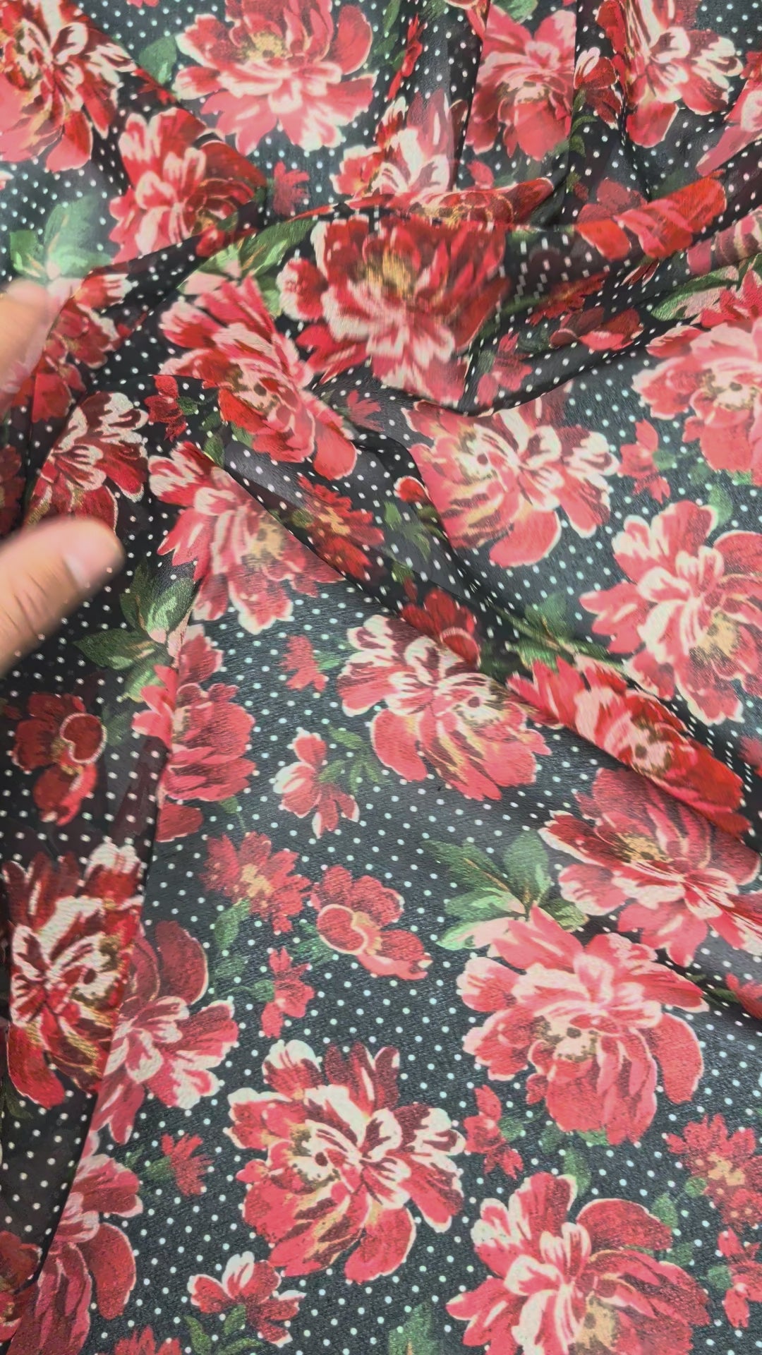 Voile crêpe de polyester, fleurs rouges et pois blancs video 2 [blankastock:34bd24c6-b0fb-496f-8589-c19d5f395f07:hdr]