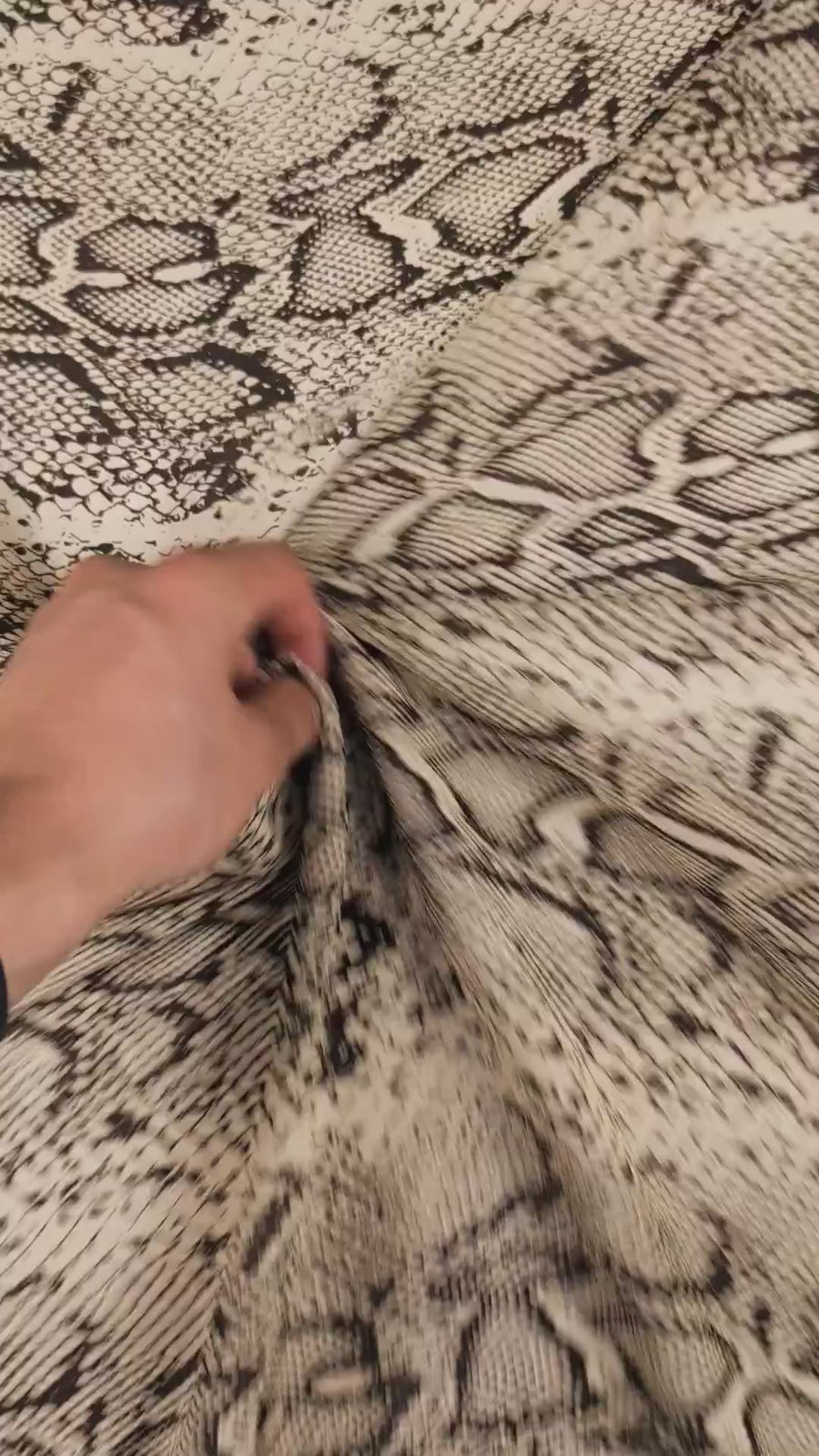 Mousseline de polyester, motif animalier et fleuri video 5 [blankastock:41164aa5-f6e8-45a0-9d4b-4cd041b5158e]