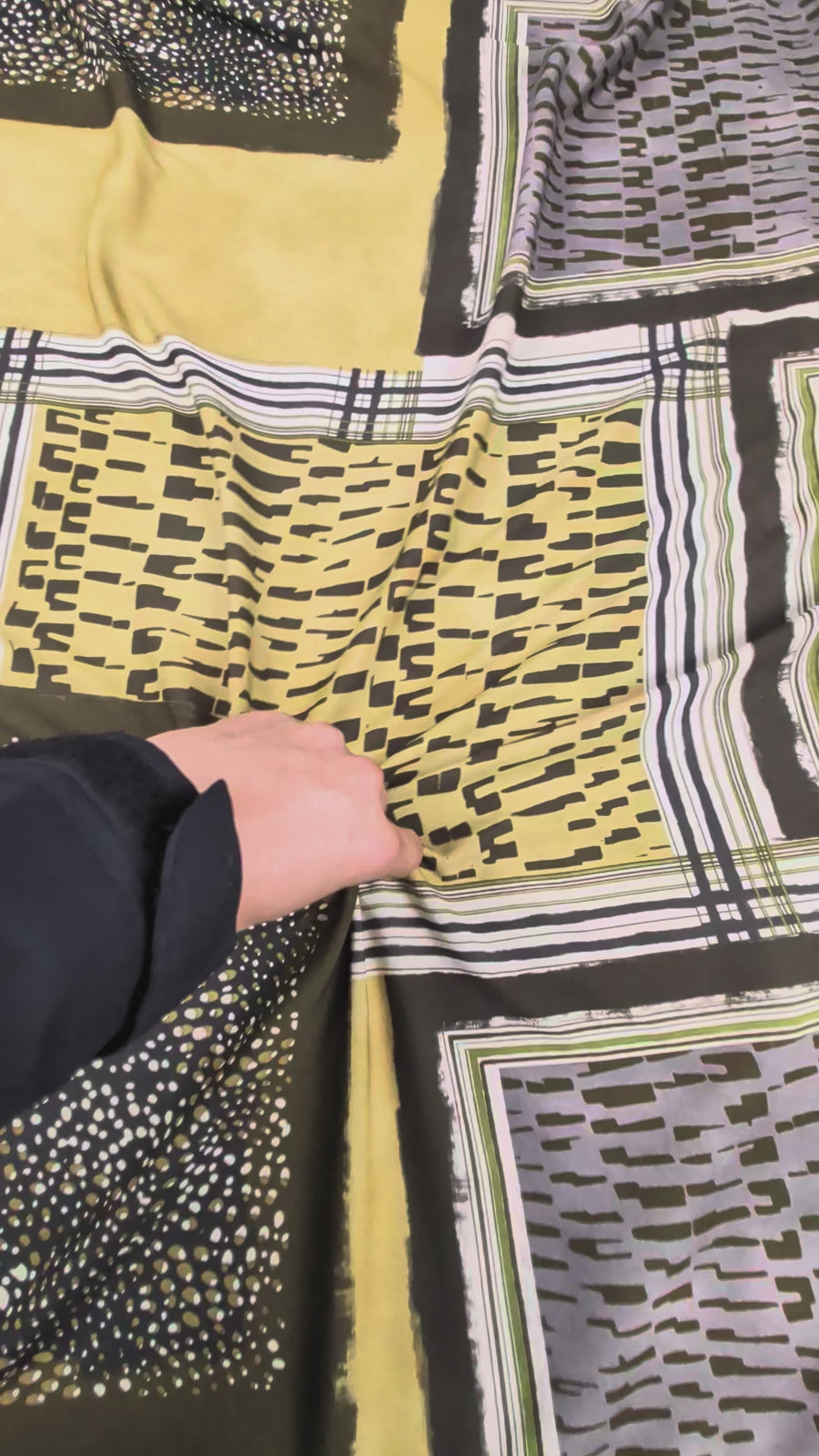 Crêpe de polyester léger, motif patchwork géométrique video 2 [blankastock:31b4ec6e-0ccf-4a21-8578-9b716cbb7313:hdr]