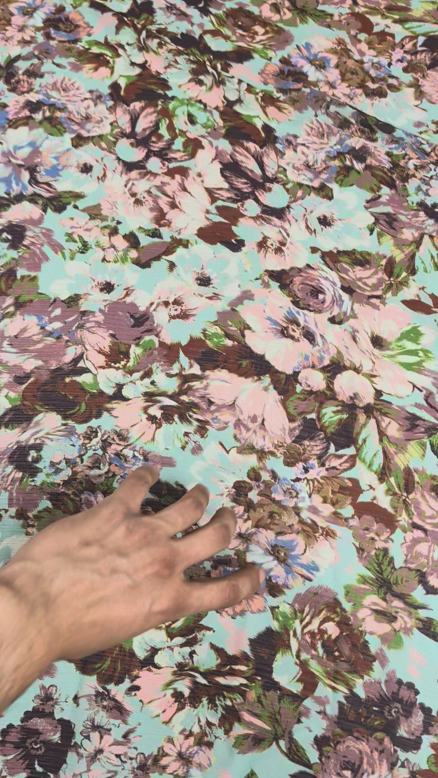 Voile polyester plissé, motif fleuri romantique video 6