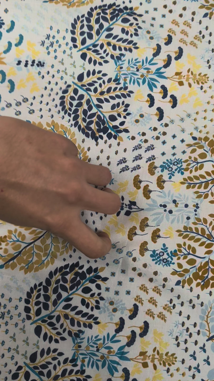 Voile de coton, motif champêtre fleuri bleu et jaune video 2 [blankastock:5e5472b5-94ad-4fe7-b606-2ad9669ed40d:hdr]