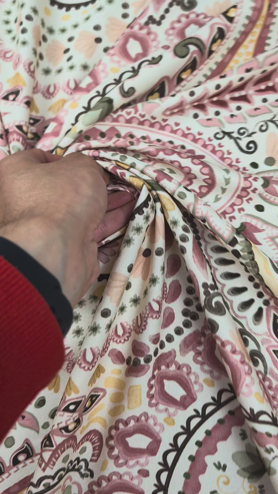 Sergé de viscose, motif cachemire fleuri bohème rose et jaune video 2 [blankastock:4783477f-3bbb-498b-8884-01d932af6ab9:hdr]