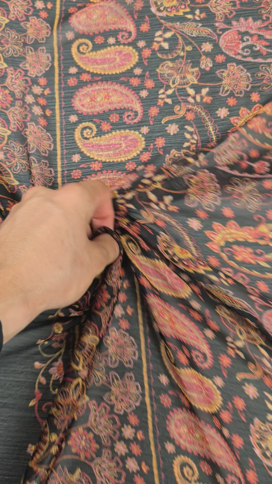 Voile de polyester plissé, motif cachemire fleuri video 2 [blankastock:232b577b-3754-48ef-929e-8298994147f1]