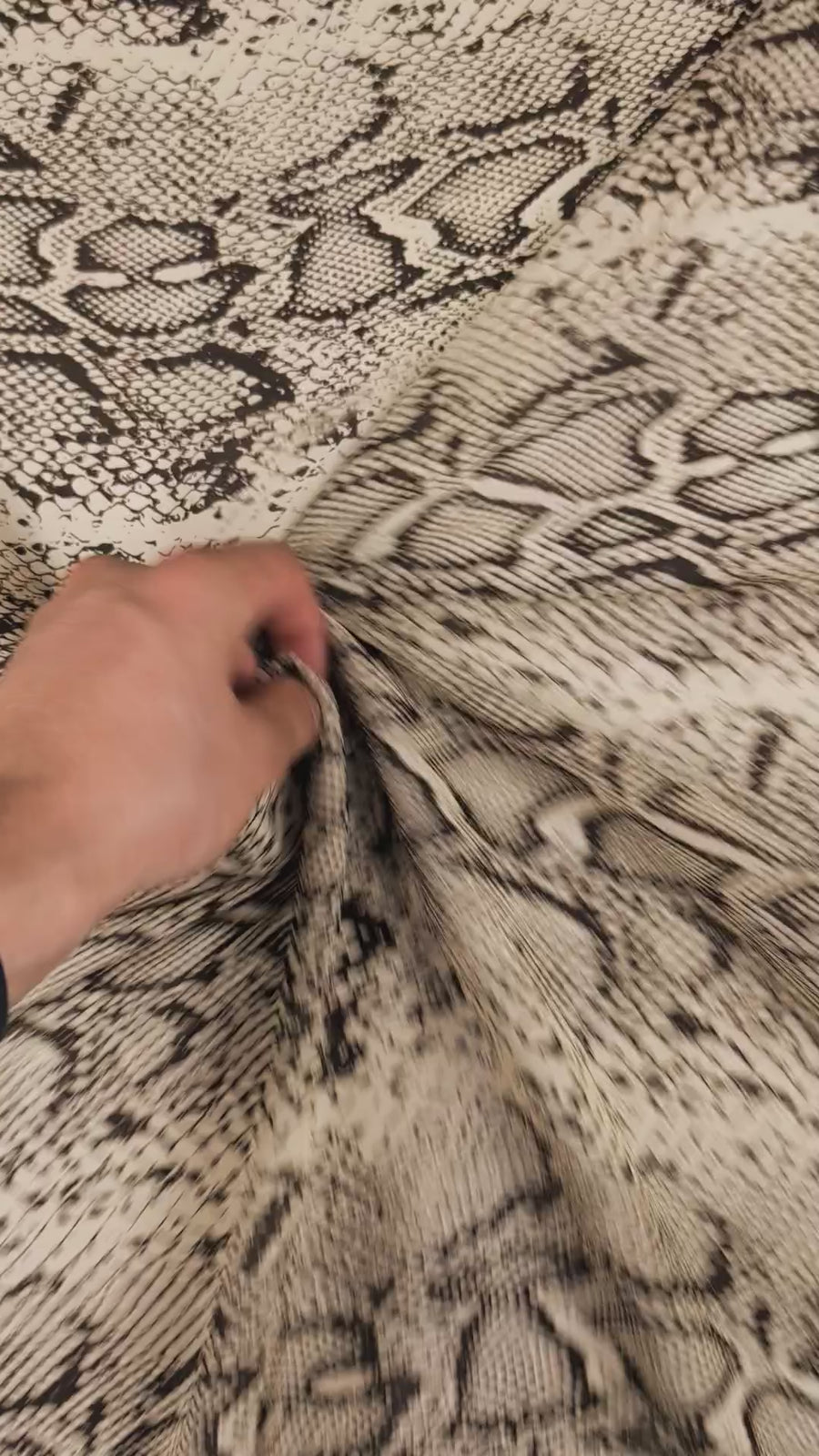Mousseline de polyester, motif animalier et fleuri video 2 [blankastock:5ebc4376-bc13-4145-93be-7378cb4d391e]