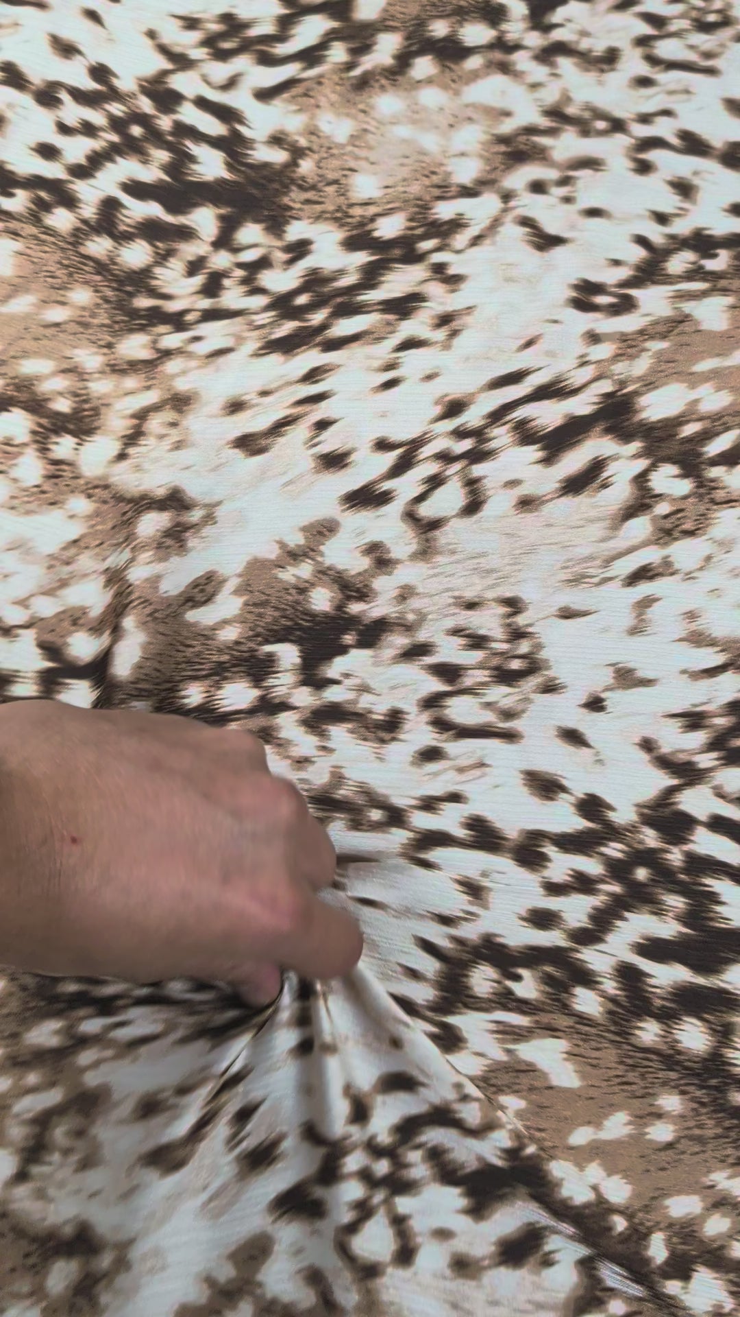 Satin de polyester plissé léger, motif animalier brun et écru video 2 [blankastock:fc8b48fd-7b60-4757-a46a-0ba4ee6e0623:hdr]