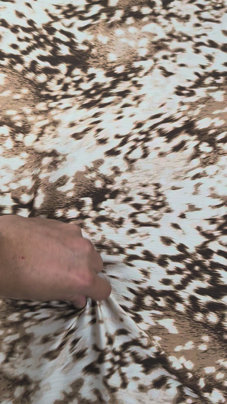 Satin de polyester plissé léger, motif animalier brun et écru video 2 [blankastock:fc8b48fd-7b60-4757-a46a-0ba4ee6e0623:hdr]