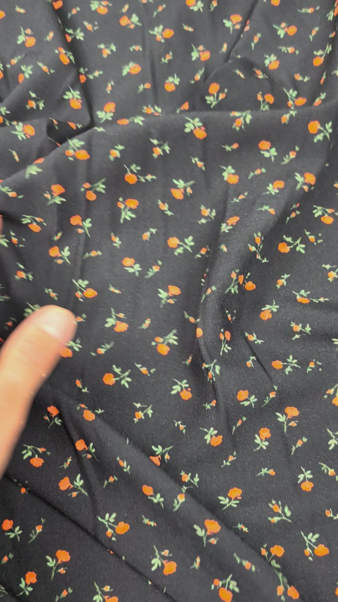 Viscose Ecovero, petites fleurs orange sur fond noir video 2 [blankastock:52eb0cde-7dc1-4a68-8383-eb824f338dc6:hdr]