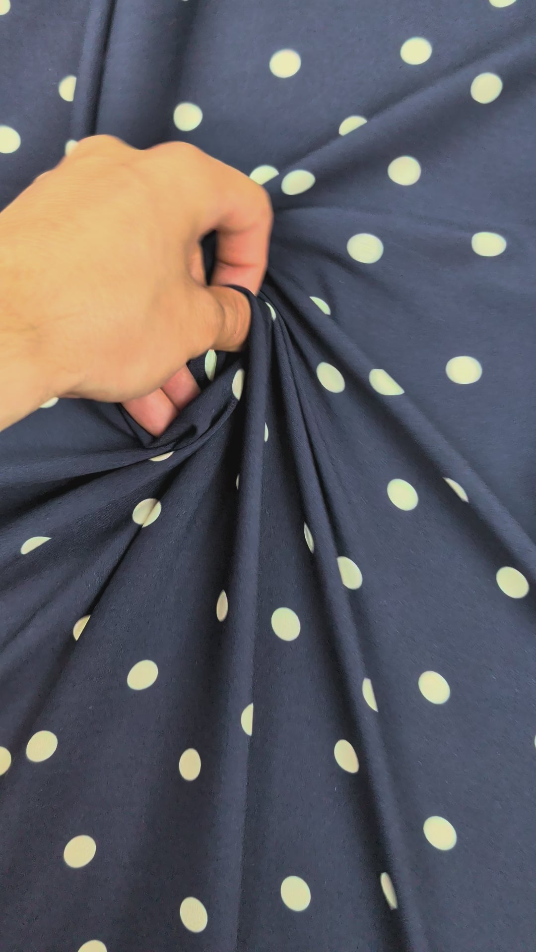Viscose Ecovero, pois blancs sur fond bleu video 2 [blankastock:72035a73-f5ee-4a28-a773-15c29715cd82:hdr]