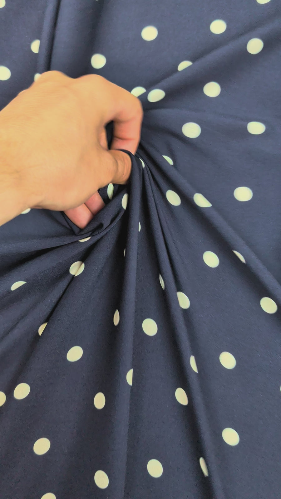 Viscose Ecovero, pois blancs sur fond bleu video 2 [blankastock:72035a73-f5ee-4a28-a773-15c29715cd82:hdr]