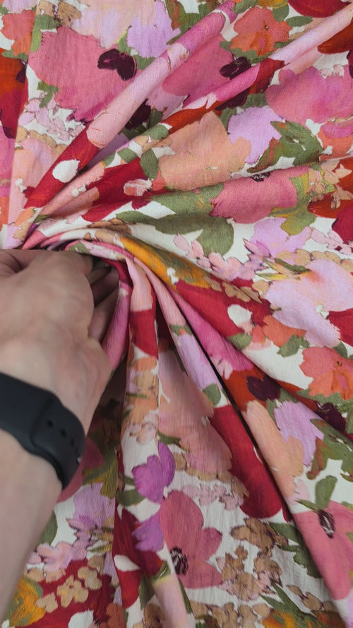 Crêpe de viscose, motif fleuri romantique video 2 [blankastock:d714ae27-150a-48d4-812b-826309b1b582]