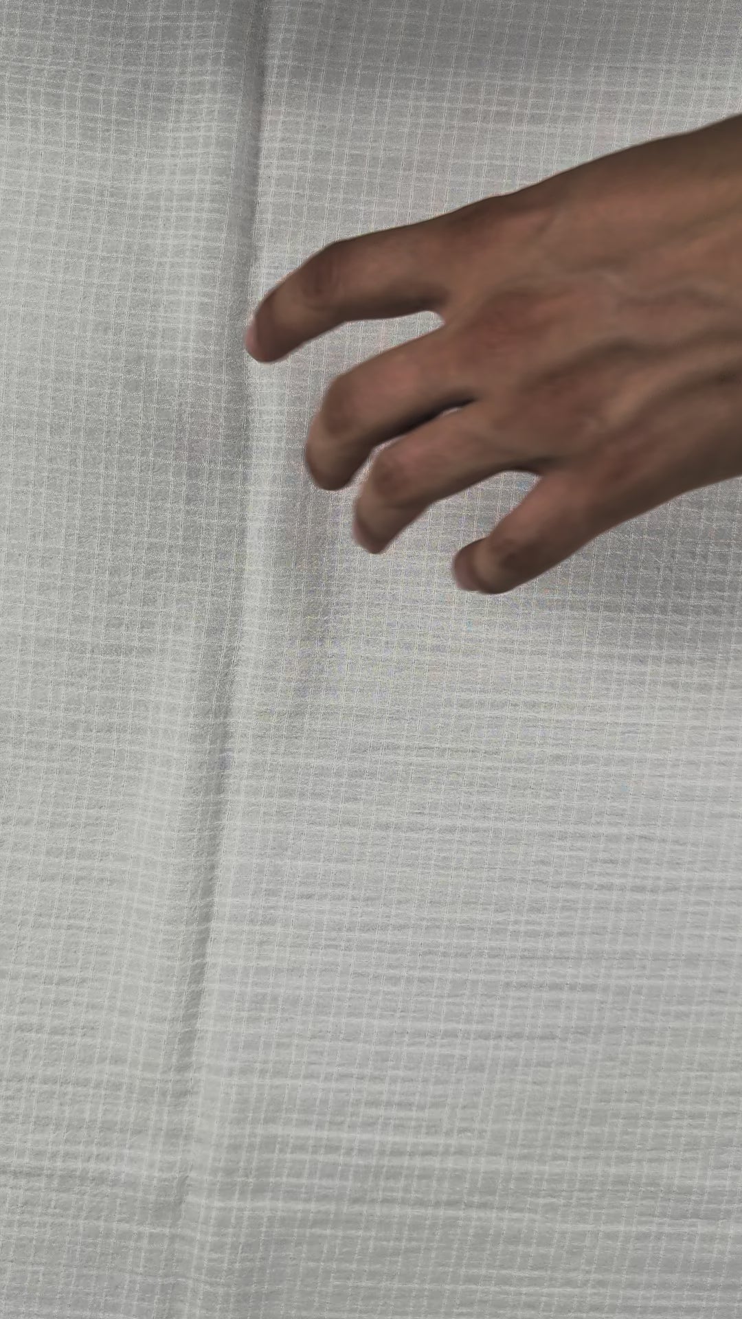 ELORA - Polyester gaufré léger - Nuances de blanc video 4